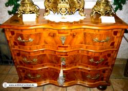 Antike Kommode aus dem Barock 2. Hälfte 18 Jahrhundert in Nussbaum intarisiert mit Kirsch, Ahorn, Pflaume