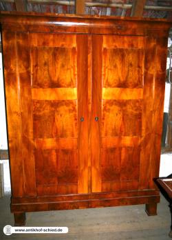 Antiker Schrank / Antiker Biedermeier-Schrank Nussbaum um 1820/30  
