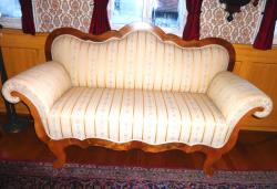 Antikes Sofa aus dem Biedermeier in Nussbaum